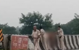 बिहार के मुजफ्फरपुर में पुलिसवाले द्वारा एक व्यक्ति की लाश को पुल से नहर में फेंकने का वीडियो वायरल
