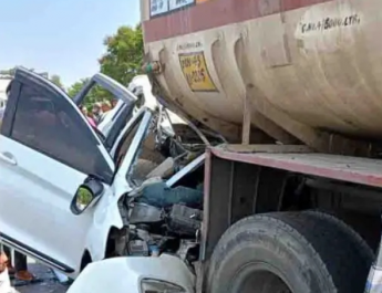 अहमदाबाद-वडोदरा एक्सप्रेस हाईवे पर कार और ट्रेलर की टक्कर में 10 की मौत